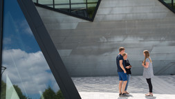 Zentralgebäude_belebtII037