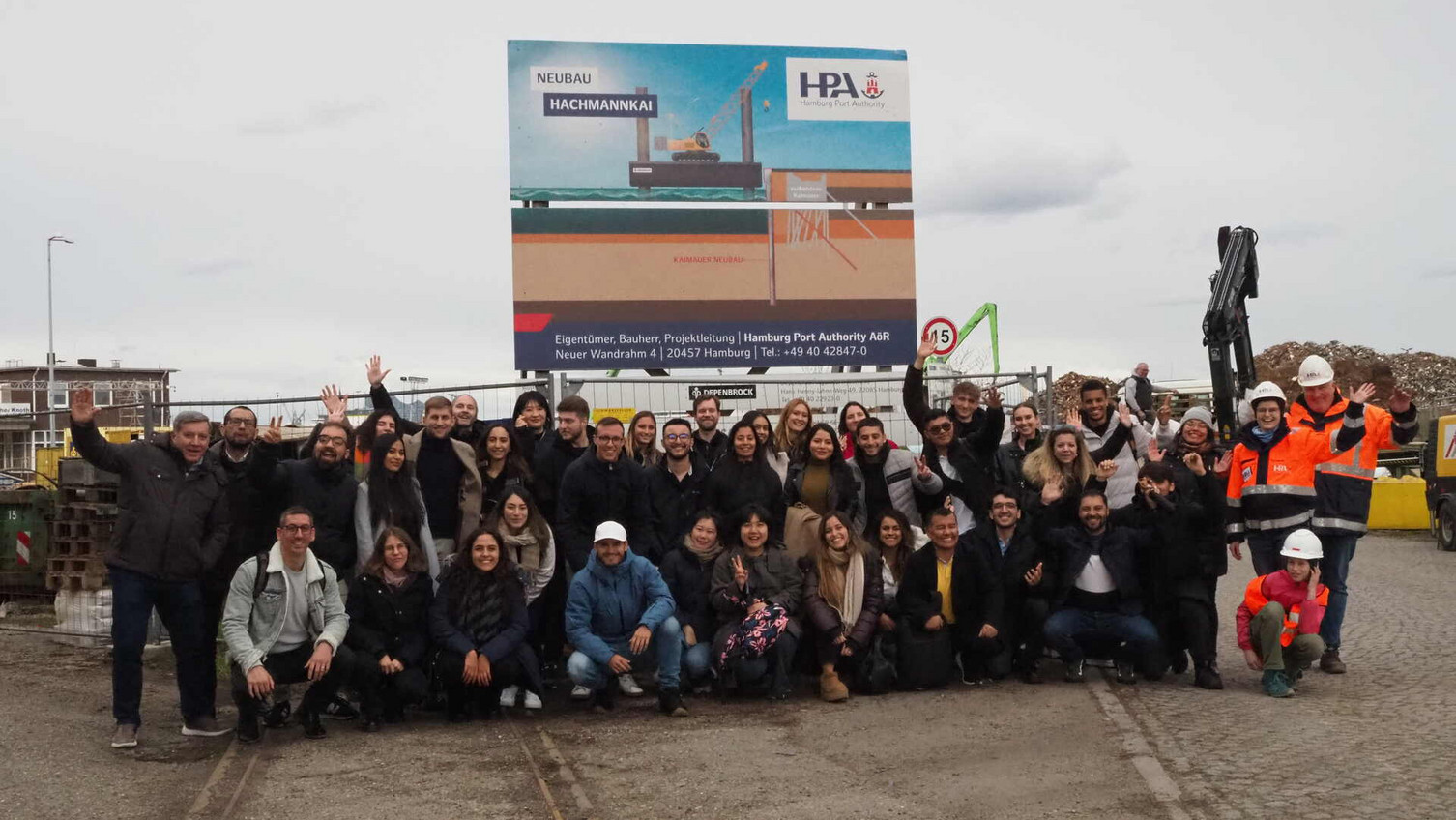 Prof. Dr. Matthias Wenzel (Mitte) mit Studierenden und Vertreter*innen der Universidad Ramon Llull–LaSalle beim Besuch der Hamburg Port Authority. © Universidad Ramon Llull–LaSalle