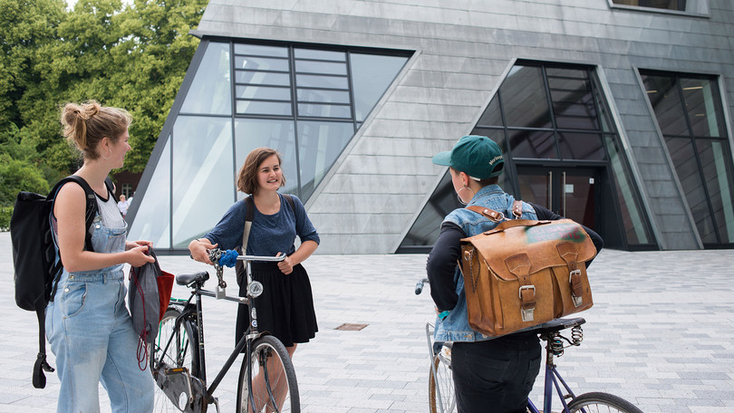 Studentinnen_mit_Fahrraedern