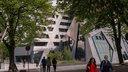 Außenansicht auf das Zentralgebäude