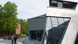 Zentralgebäude_belebt281