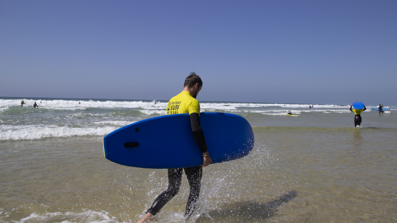 Mensch mit Surfboard