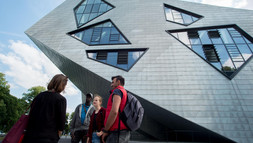 Studierende_vor_Zentralgebäude