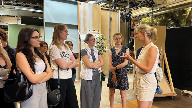 Eine andere Welt: Deutschlandstipendiatinnen zu Besuch bei den Roten Rosen