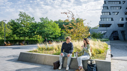 Studierende vor Zentralgebäude