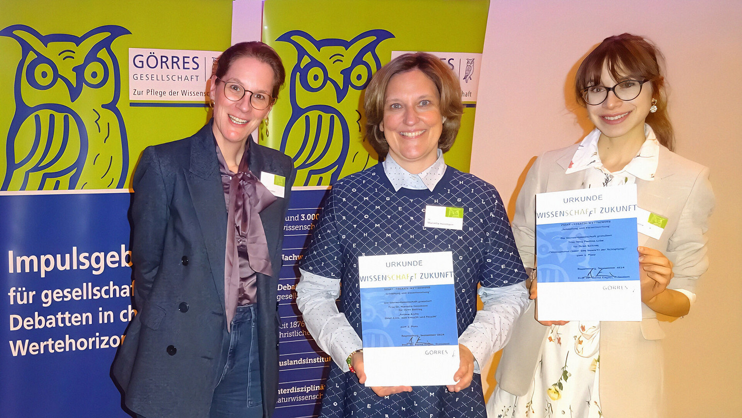 Presentation of the essay competition prize at the University of Regensburg: Vice President of the Görres Society, Prof. Dr. Sabine Seichter (University of Salzburg), with the prizewinners Dr. Marietta Hülsmann and Jana Lobe.