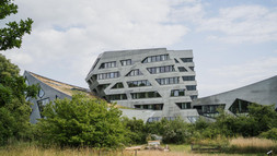 Zentralgebaeude mit Biotop