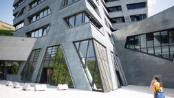 Seiteneingang des Zentralgebäudes