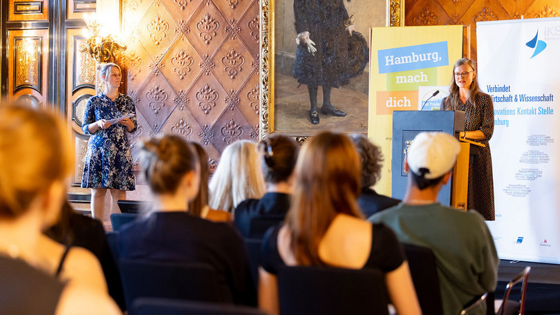 Katharina Keienburg (IKS Hamburg) und Christine Prießner (Fair Trade Stadt Hamburg) im Kaisersaal des Hamburger Rathauses // Foto: Kati Jurischka