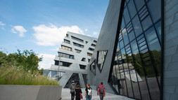 Studierende_auf_dem_Weg