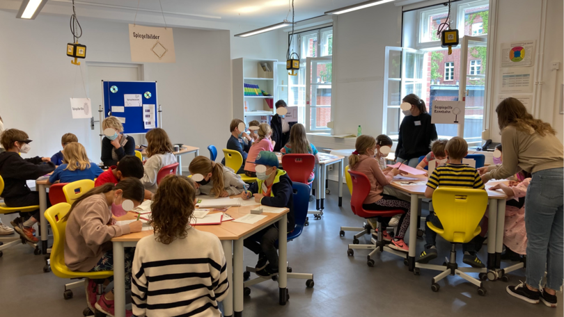 Studierende unterstützen Schüler*innen in der Leuphana Lernwerkstatt Lüneburg