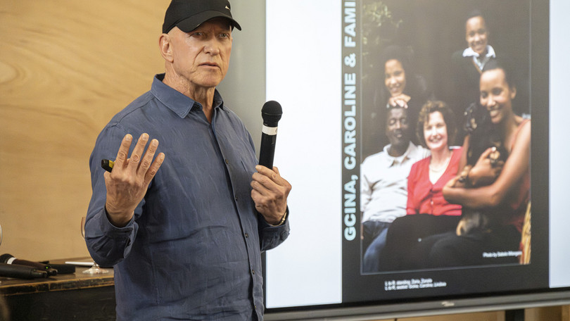 Der Künstler und Kurator Clive van den Berg bei seiner Präsentation während der Tagung The Practice of Decolonization: Art, Anthropology, History, and the 21st Century Museum