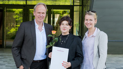 Eine andere Welt: Deutschlandstipendiatinnen zu Besuch bei den Roten Rosen