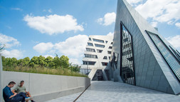 Mitarbeitende der Universität vor dem Zentralgebäude