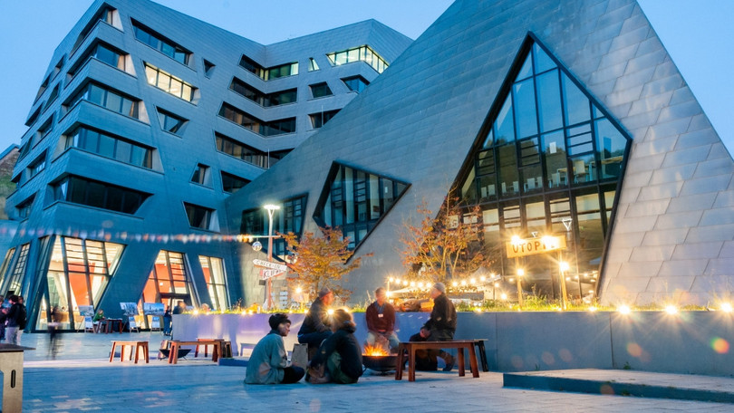 Zentralgebäude am Abend mit Beleuchtung