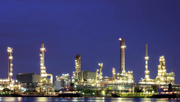 Oelraffinerie in der Dämmerung mit Reflexion