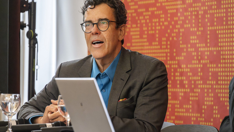 LIAS Senior Fellow Richard Drayton bei seiner Einführung während der Tagung The Practice of Decolonization: Art, Anthropology, History, and the 21st Century Museum am 11. Juni 2024 im MARKK.