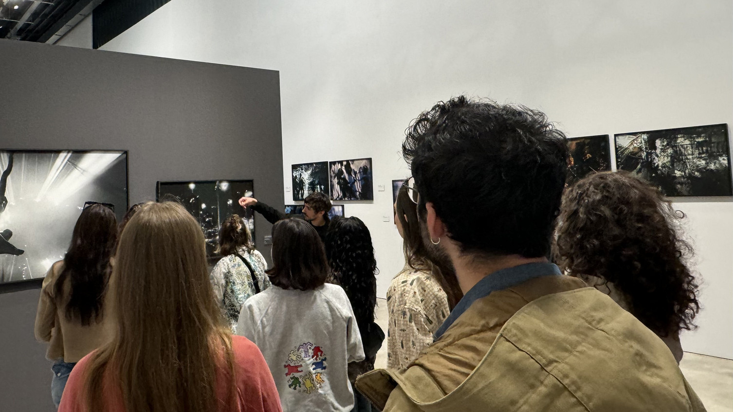 Students in the exhibition "Claudia Andujar: The End of the World" (Deichtorhallen, Hamburg)