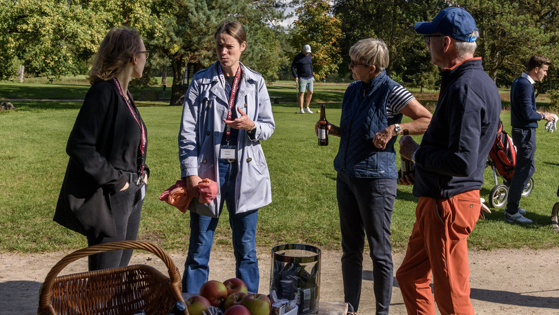 Stipendiatinnen und Golfer im Gespräch