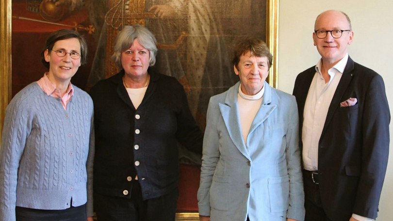 Gruppenbild mit Äbtissin zu Dohna