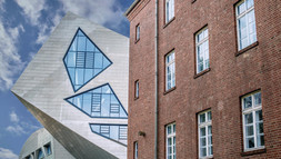 zentralgebaeude_versus_backstein