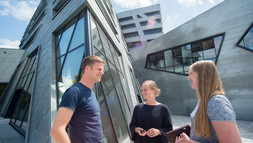 Studierende im Gespräch vor dem Zentralgebäude
