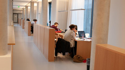 Studierende arbeiten im Gruppenarbeitsbereich der Bibliothek
