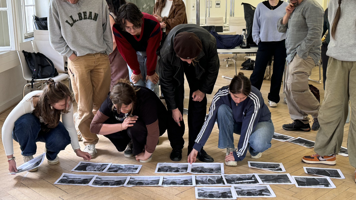 Students in the artistic practice session of the seminar "Materialität Praxis zeitgenössischer Kunst”