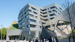 Zentralgebäude_belebt024