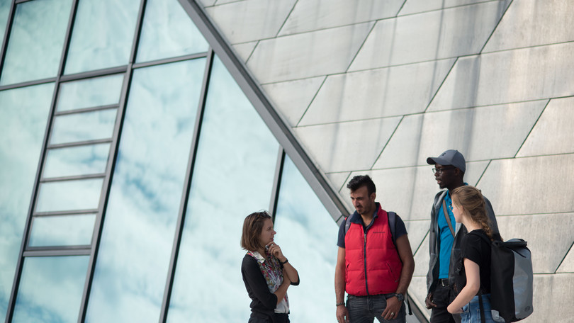 Zentralgebäude_belebtII276