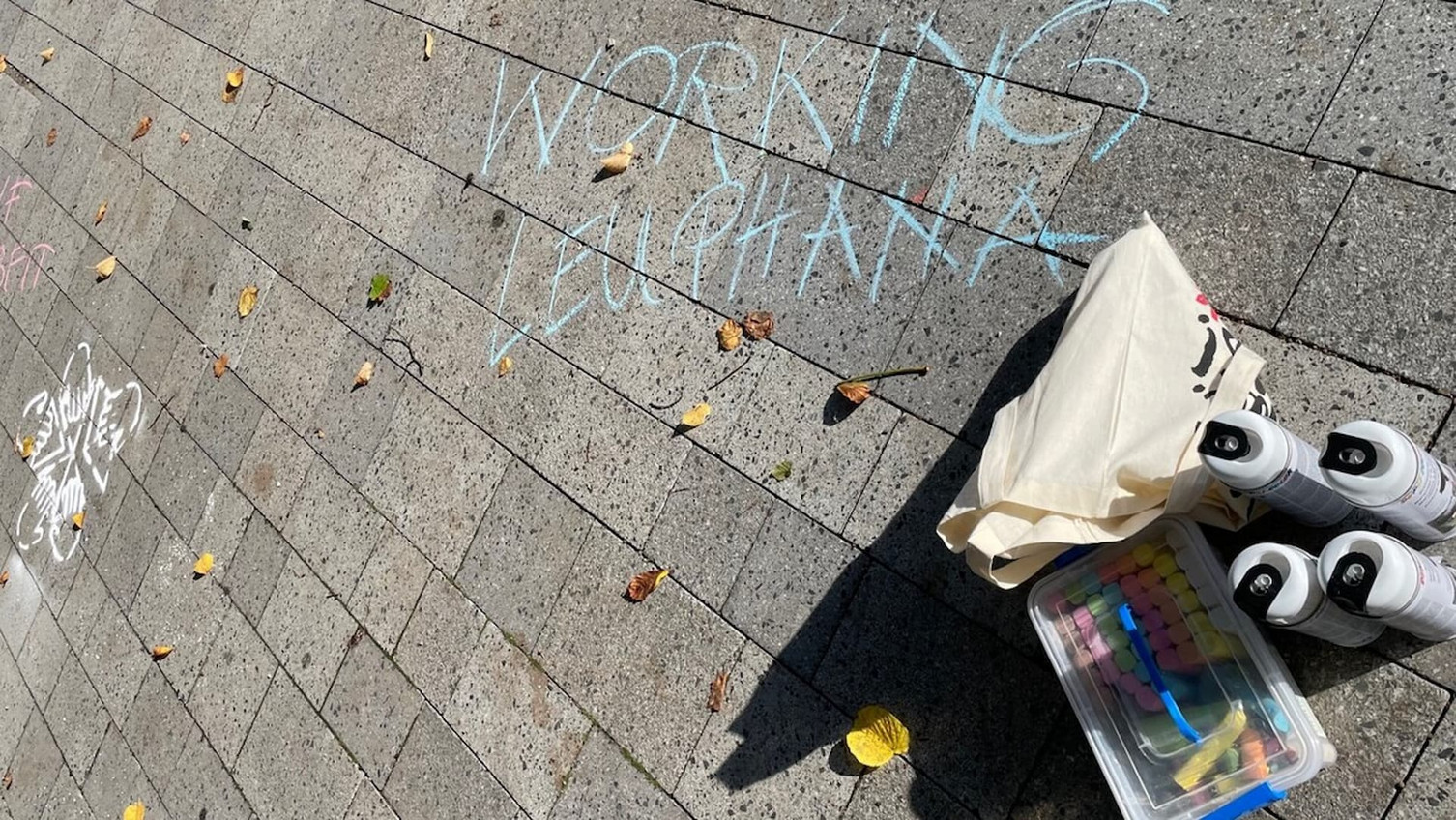 "Even though our goal was debate, we chose action as our path. We wanted to become visible, to inspire, but also to irritate," explains Daniel Simons.