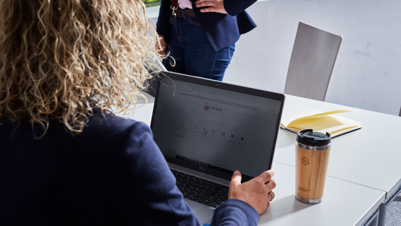 Blick über die Schulter einer Studentin