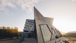 Außenansicht des Zentralgebäudes vom Campus aus