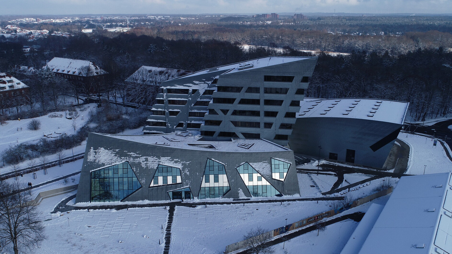 Even if it doesn't look like it yet - winter is approaching. Jörg Seeba, the occupational safety officer, has some tips to prevent freezing in the office.