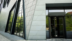 Eingang Nordseite Leuphana Zentralgebäude