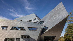 Straßenansicht Zentralgebäude zur Universitätsallee