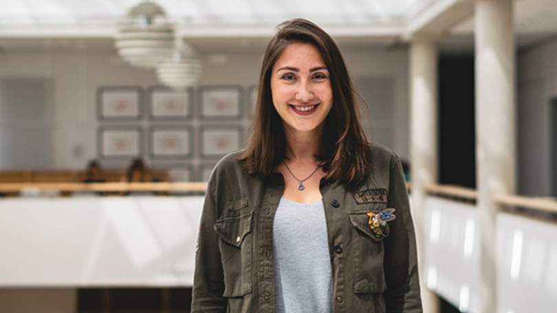 Seda Güner (Studierende im Master Lehramt an Haupt- und Realschulen) im Arbeitsbereich der Bibliothek der Leuphana Universität Lüneburg