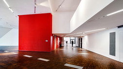 Blick ins Foyer des Zentralgebäudes vom Forum aus.