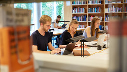 Studierende arbeiten in der Bibliothek
