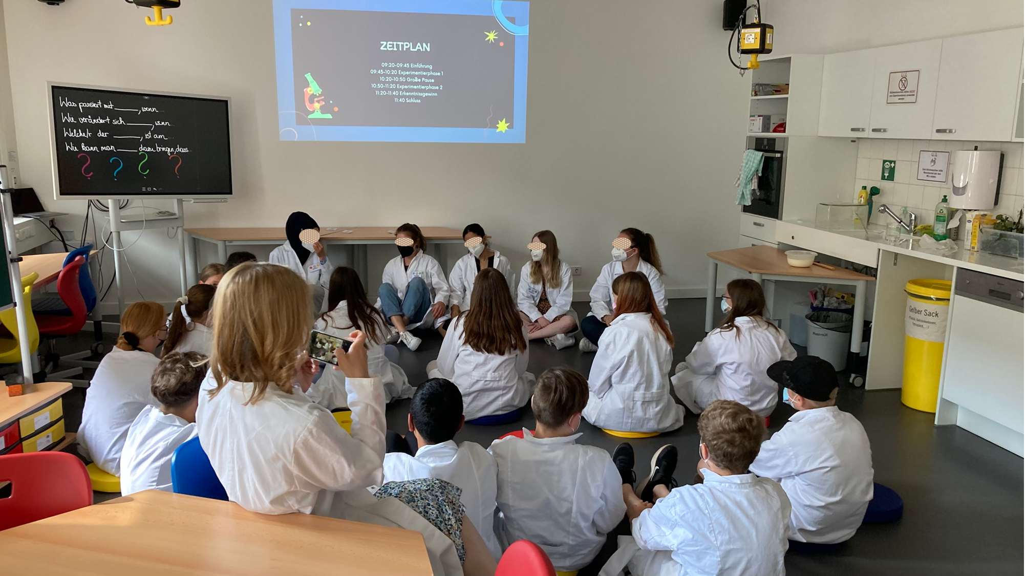 Schüler*innengruppe gemeinsam mit Studierenden in der Leuphana Lernwerkstatt Lüneburg