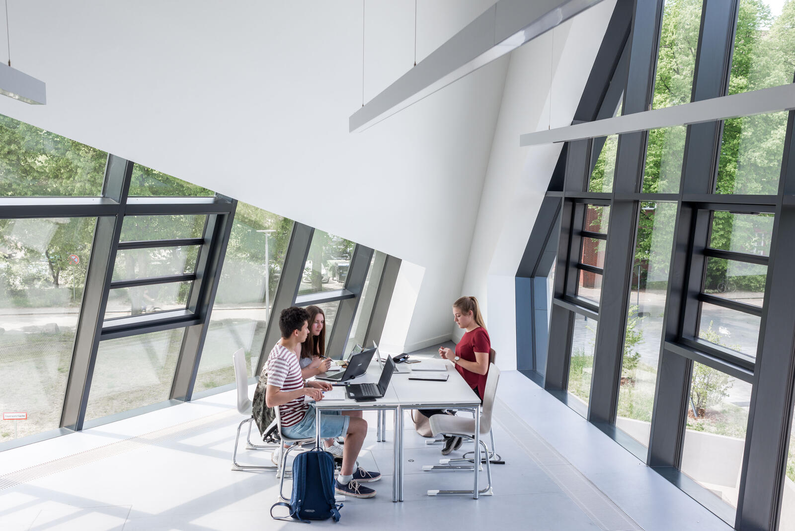 Zentralgebäude_belebt138